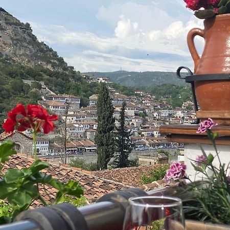 Oda E Skulptorit-Unesco Quarter Berat Esterno foto