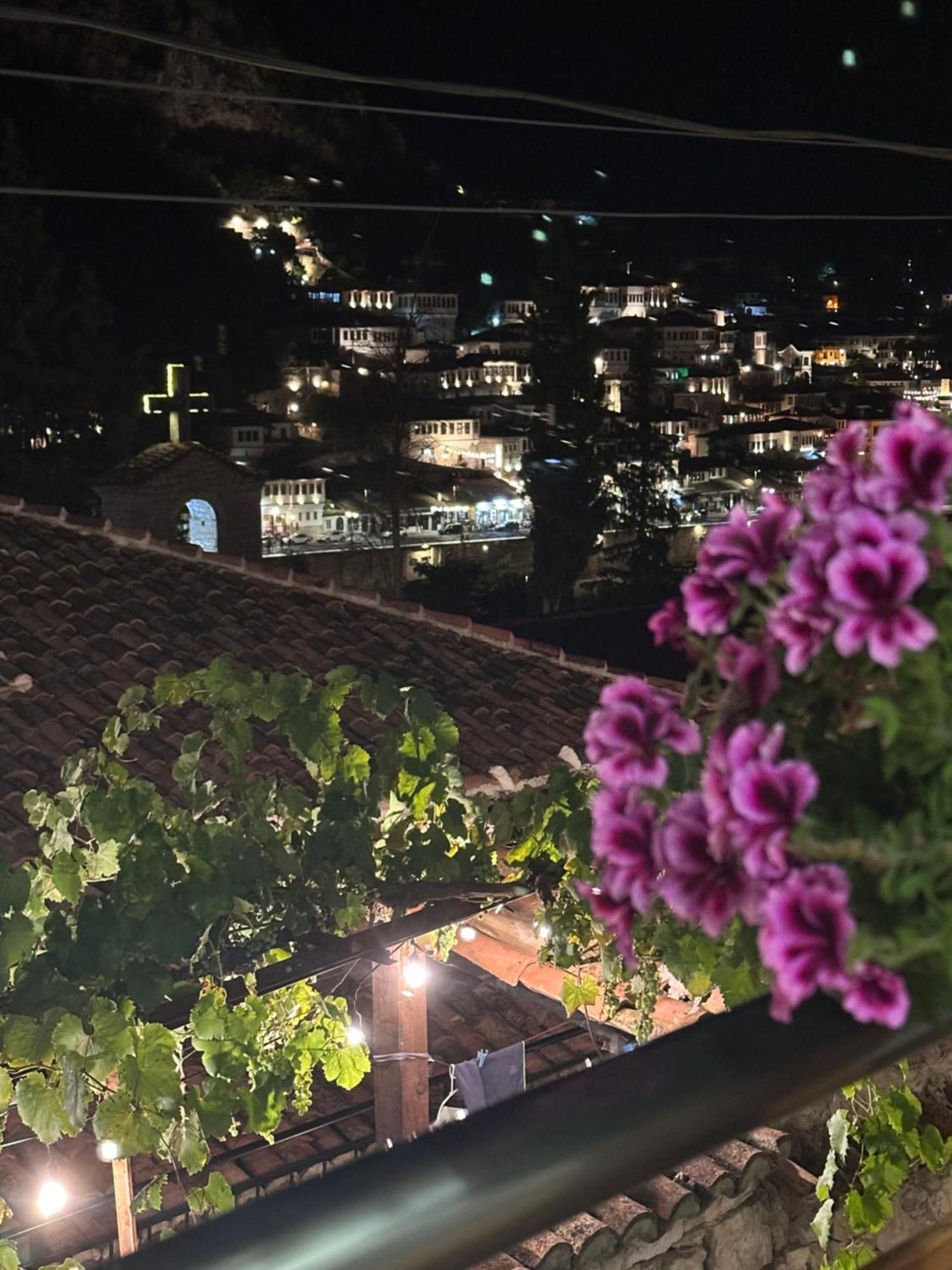 Oda E Skulptorit-Unesco Quarter Berat Esterno foto