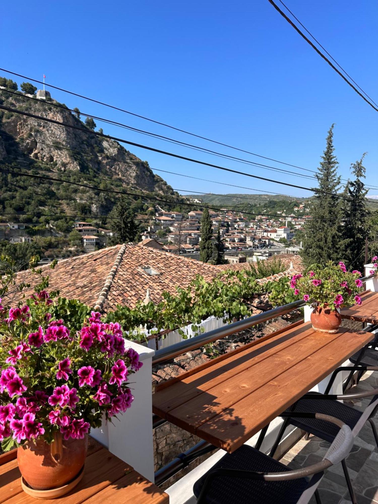 Oda E Skulptorit-Unesco Quarter Berat Esterno foto
