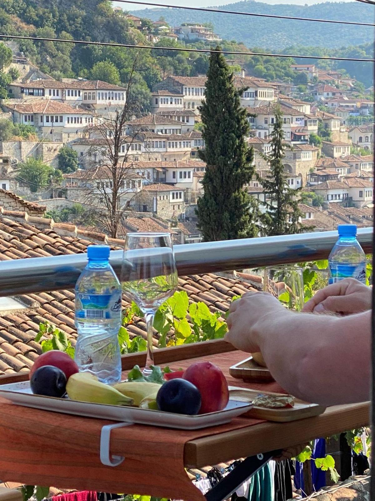 Oda E Skulptorit-Unesco Quarter Berat Esterno foto