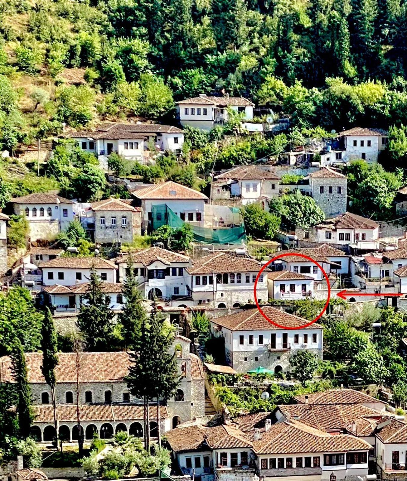Oda E Skulptorit-Unesco Quarter Berat Esterno foto