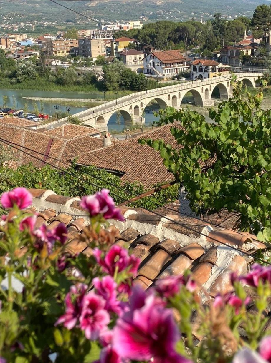 Oda E Skulptorit-Unesco Quarter Berat Esterno foto