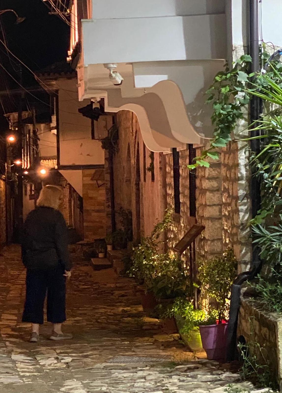 Oda E Skulptorit-Unesco Quarter Berat Esterno foto