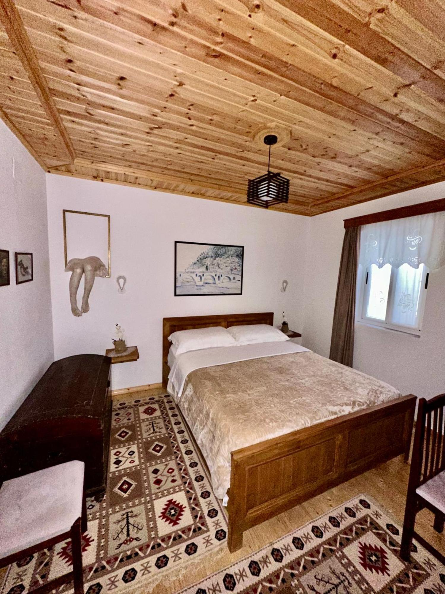 Oda E Skulptorit-Unesco Quarter Berat Esterno foto