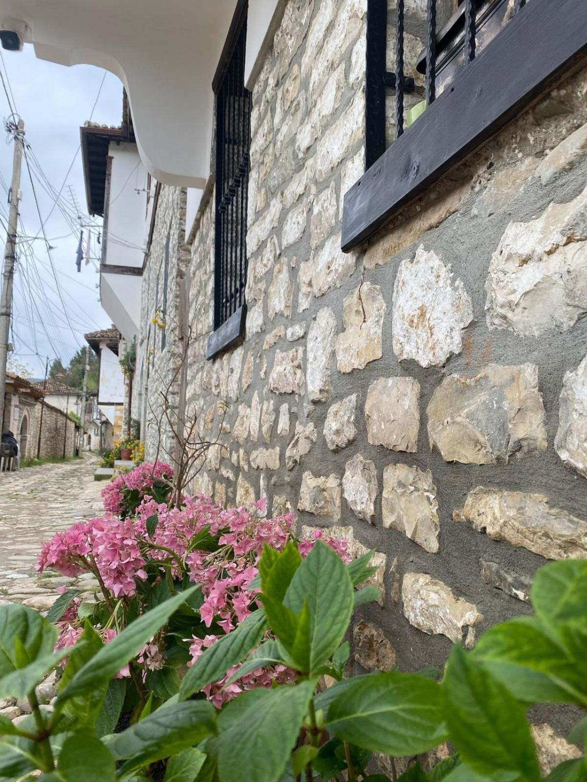 Oda E Skulptorit-Unesco Quarter Berat Esterno foto