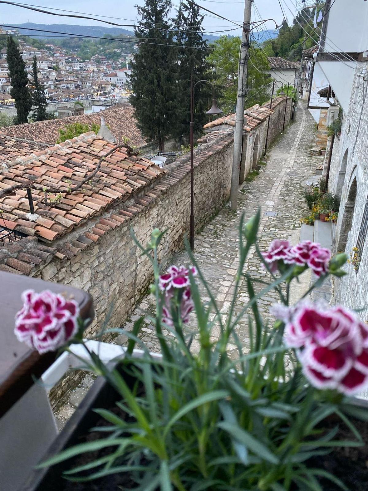 Oda E Skulptorit-Unesco Quarter Berat Esterno foto