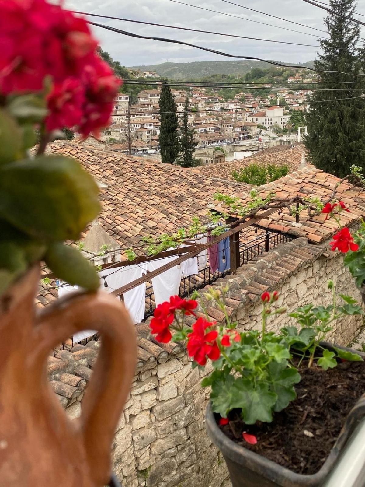 Oda E Skulptorit-Unesco Quarter Berat Esterno foto