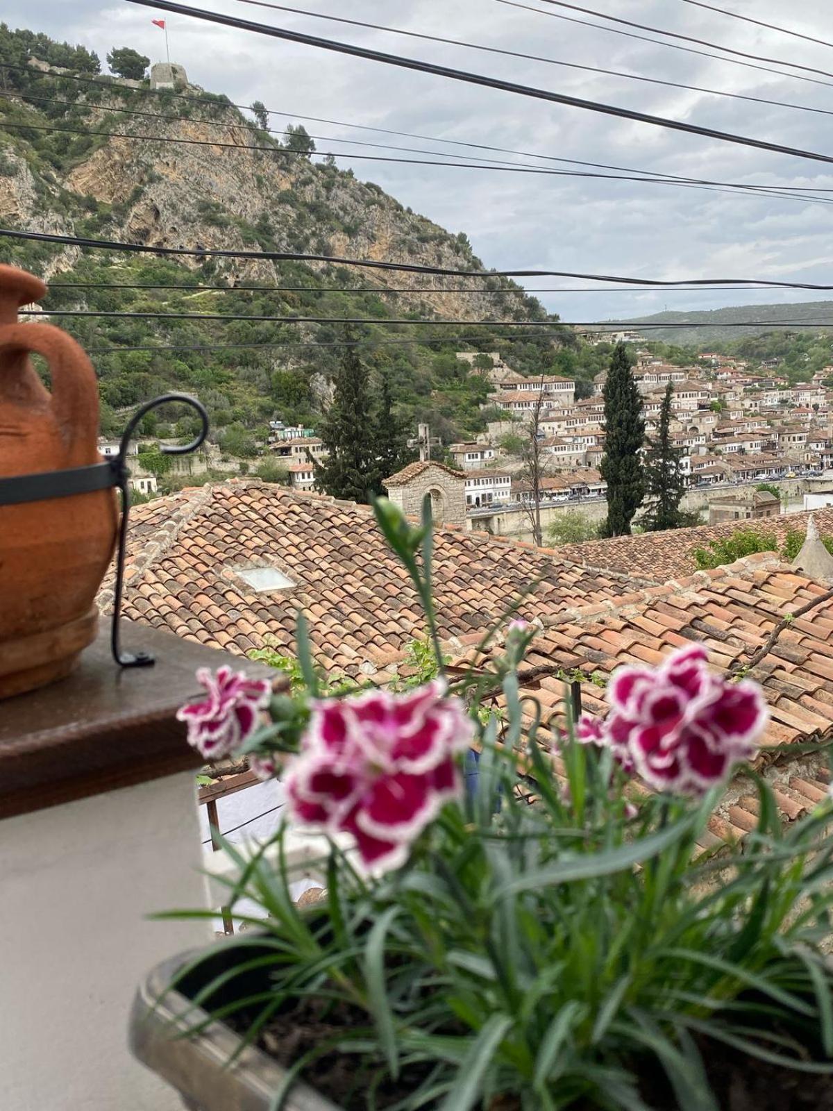 Oda E Skulptorit-Unesco Quarter Berat Esterno foto