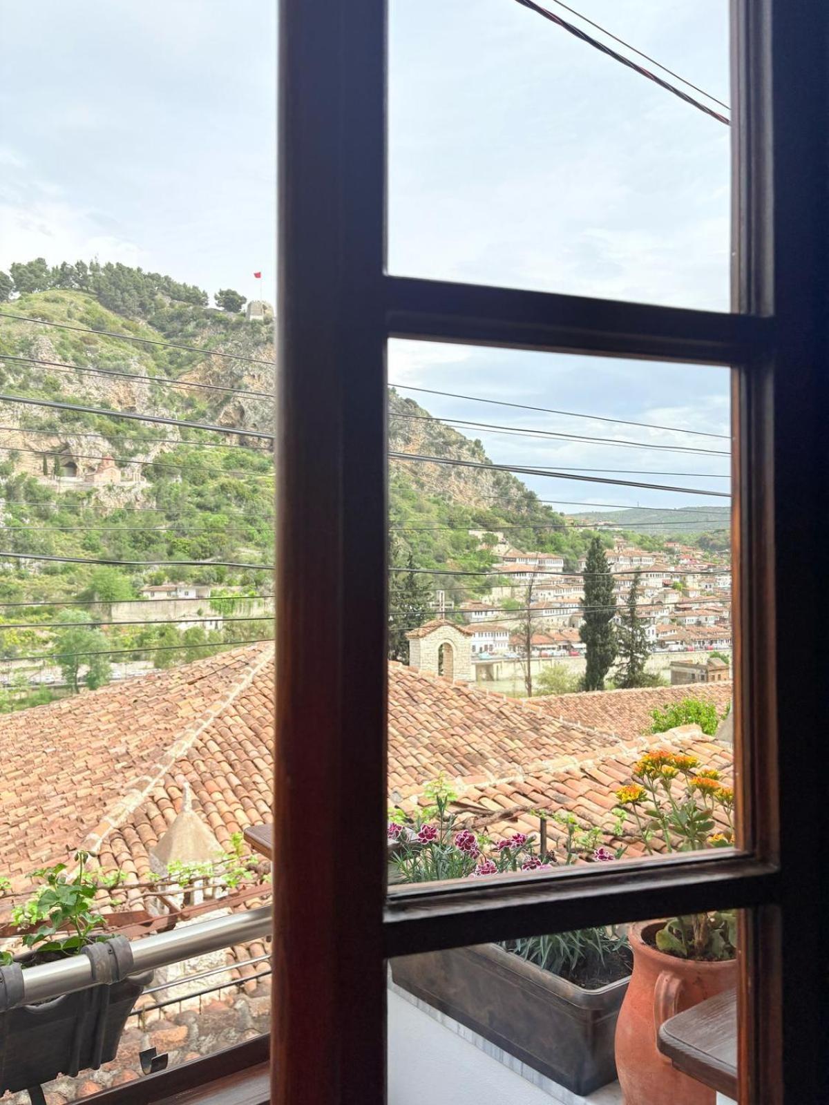 Oda E Skulptorit-Unesco Quarter Berat Esterno foto