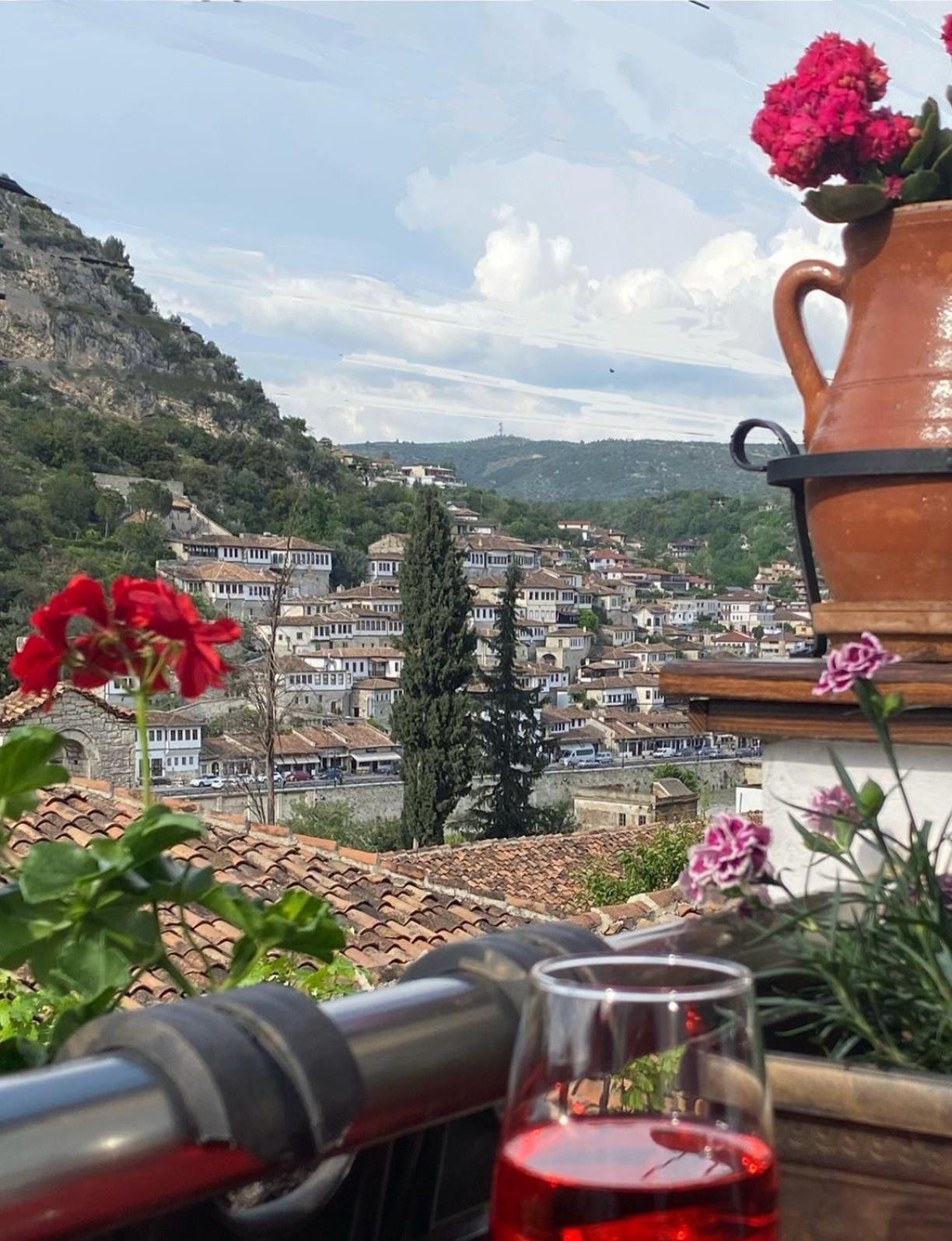 Oda E Skulptorit-Unesco Quarter Berat Esterno foto